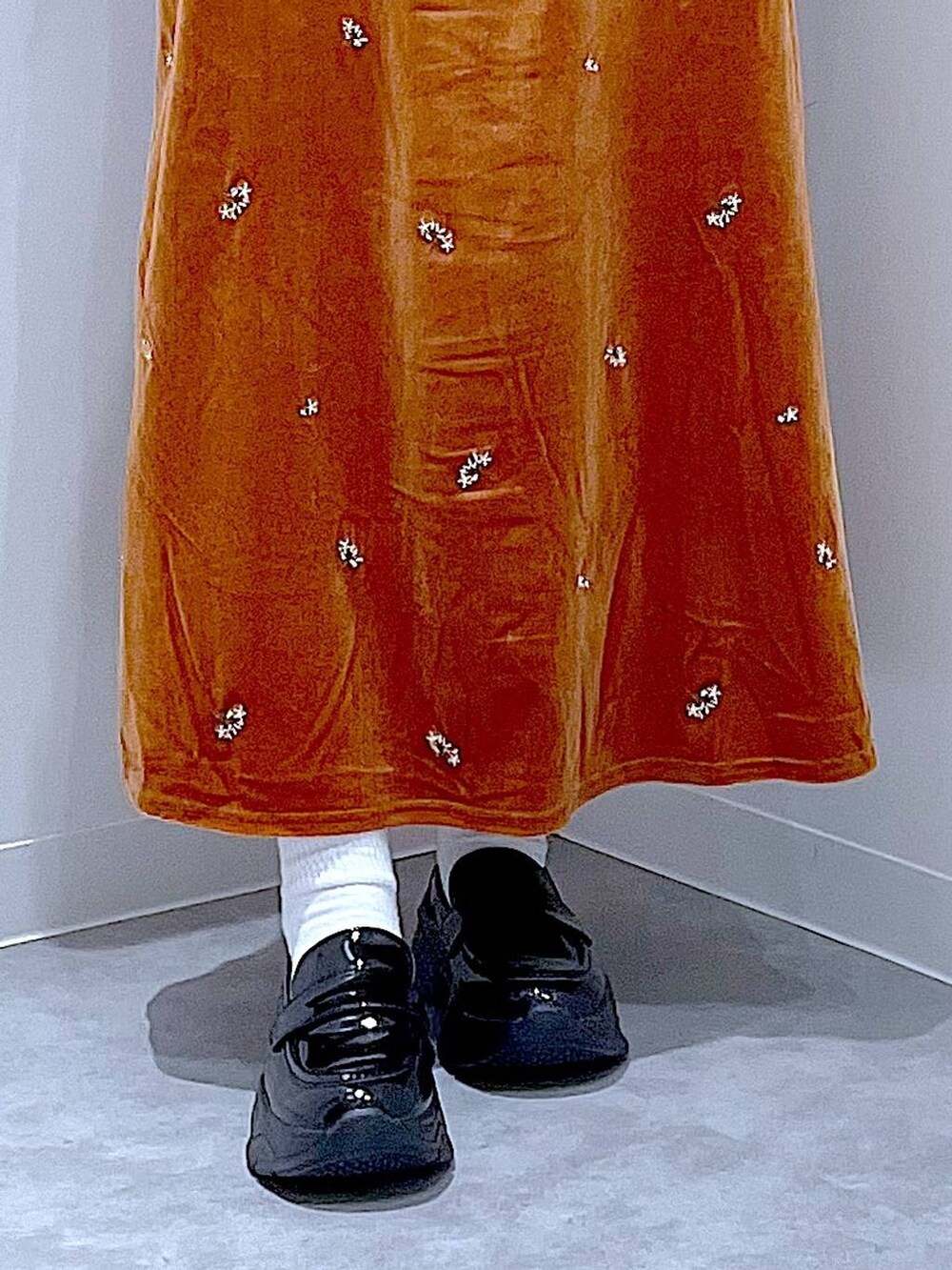 ブラック系のTシャツ/カットソー、ブラック系のショルダーバッグ、ブラック系のローファーを着用したレディースの秋コーディネートの8枚目の写真