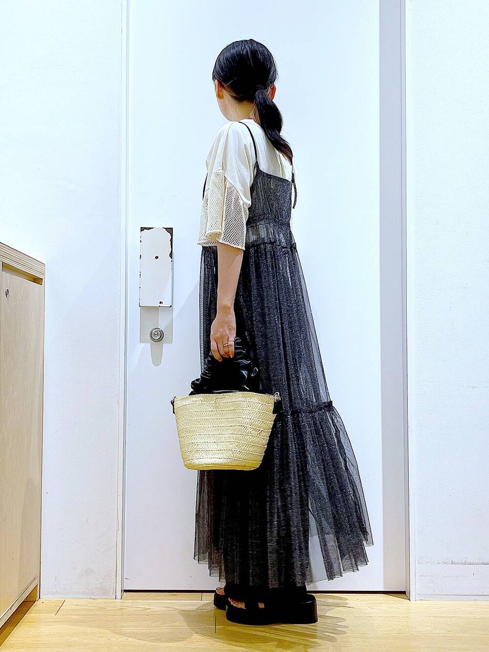 その他のワンピース、ブラック系のサンダル、ホワイト系のショルダーバッグを着用したレディースの秋コーディネートの3枚目の写真