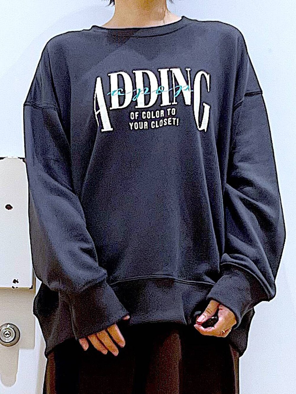 ブラウン系のスカート、グレー系のショルダーバッグ、ベージュ系のブーツを着用したレディースの冬コーディネートの7枚目の写真