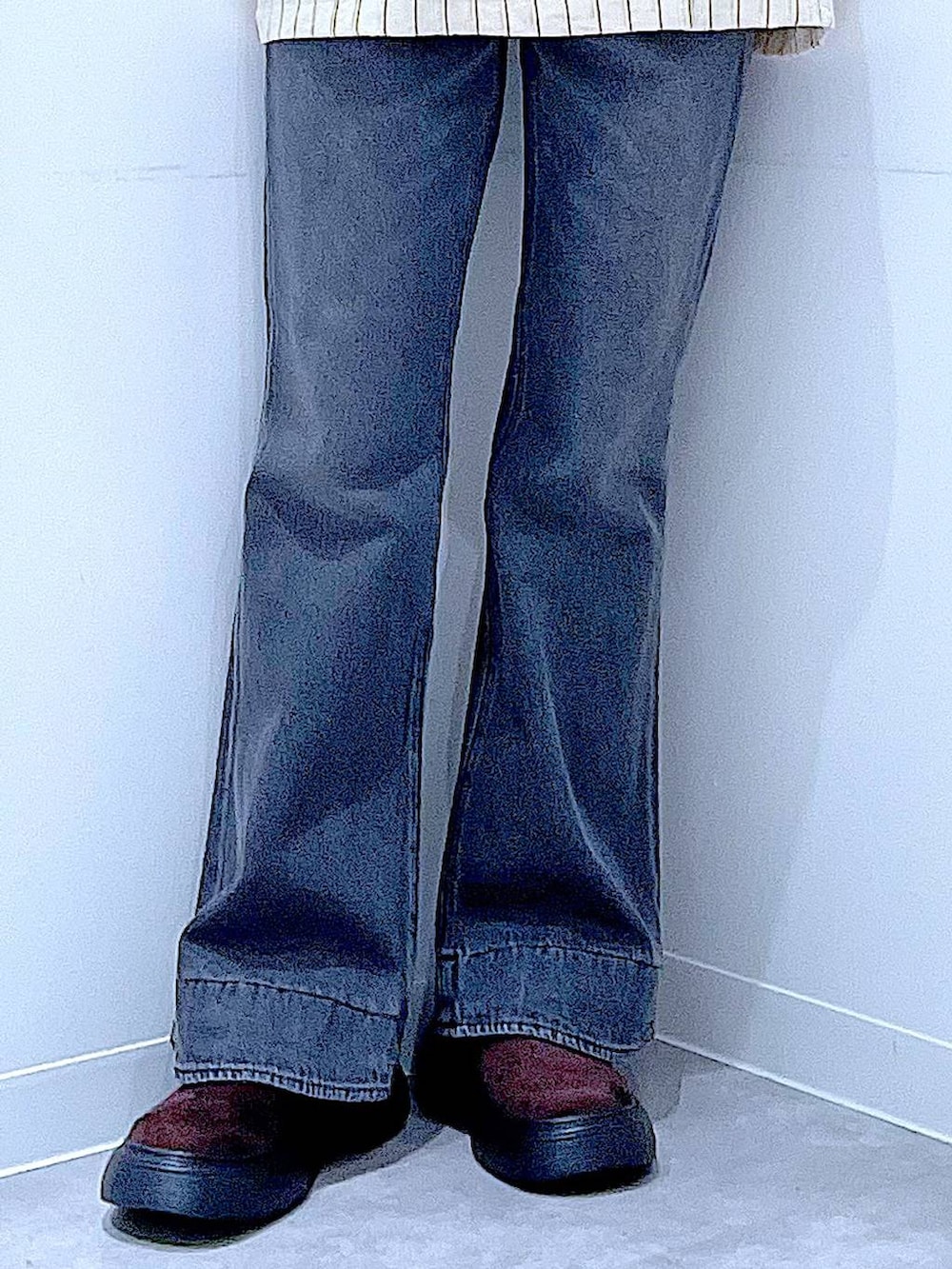 ブラック系のデニムパンツ、ホワイト系のテーラードジャケット、グリーン系のショルダーバッグを着用したレディースの秋コーディネートの8枚目の写真