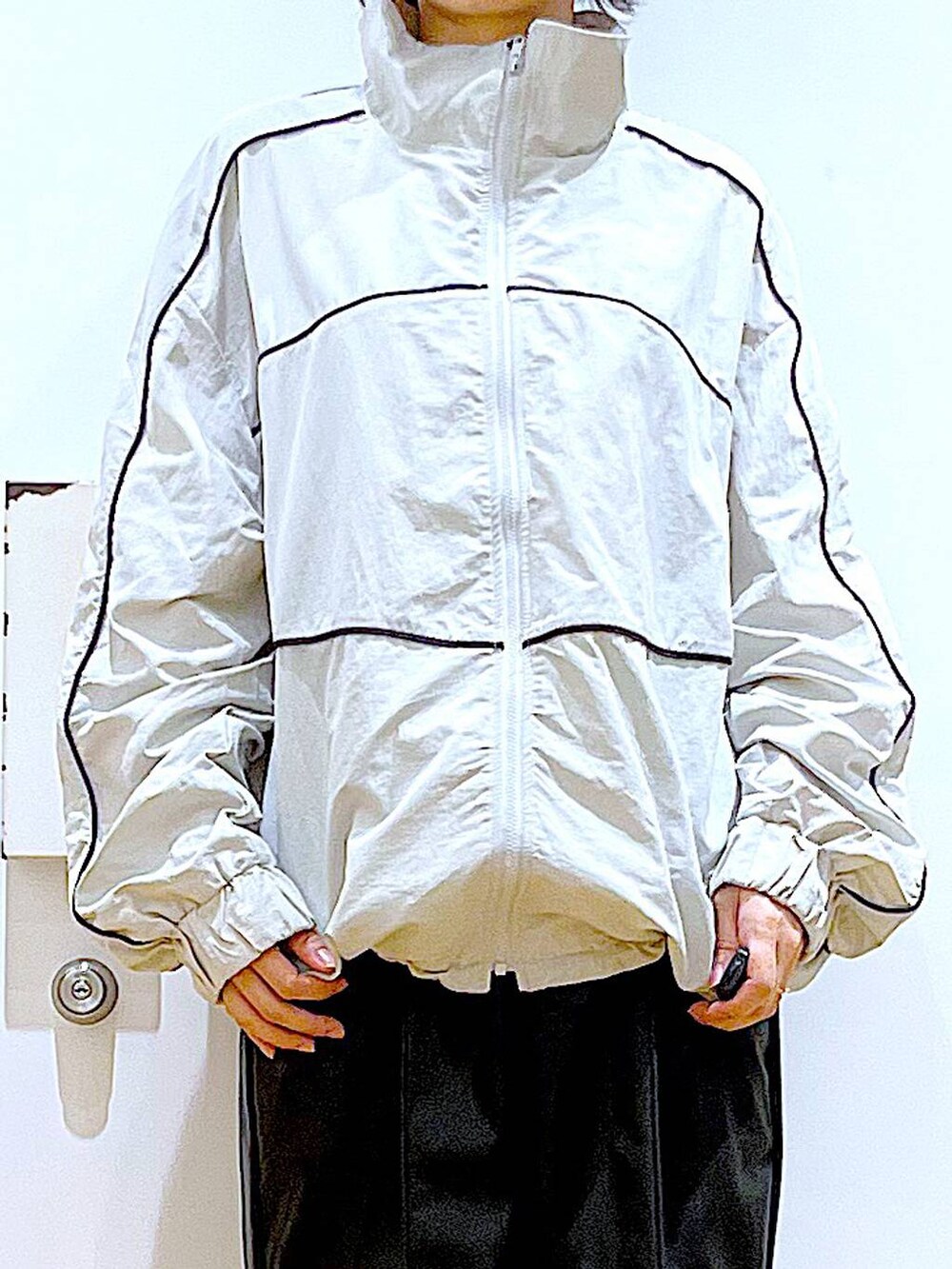 ブラック系のブーツ、ブルー系のトートバッグ、グレー系のブルゾンを着用したレディースの冬コーディネートの7枚目の写真