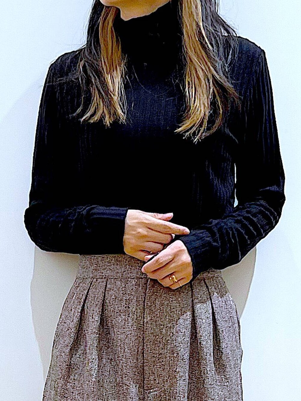 イエロー系のショルダーバッグ、ブラック系のブーツ、ブラウン系のその他パンツを着用したレディースの冬コーディネートの7枚目の写真