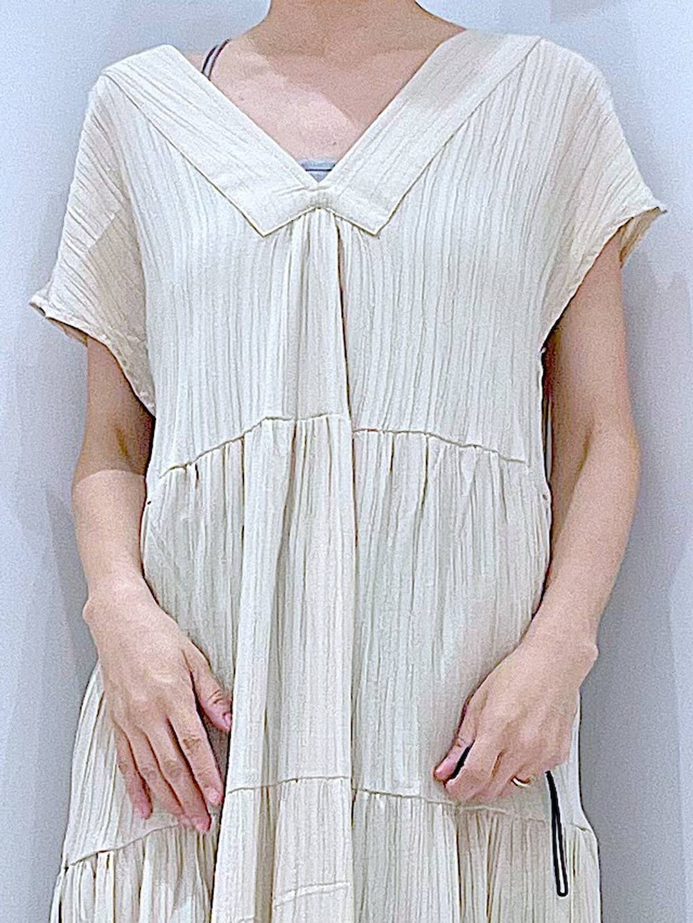 その他のショルダーバッグ、ホワイト系のサンダル、グリーン系のその他パンツを着用したレディースの夏コーディネートの7枚目の写真