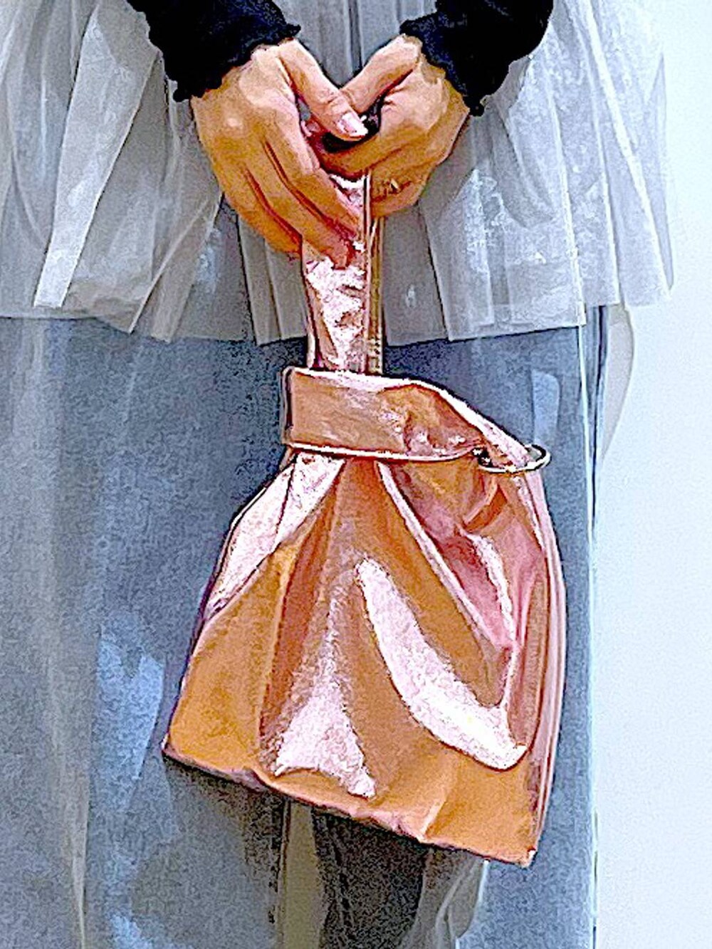 ブルー系のデニムパンツ、ピンク系のショルダーバッグ、ホワイト系のパンプスを着用したレディースの春コーディネートの9枚目の写真