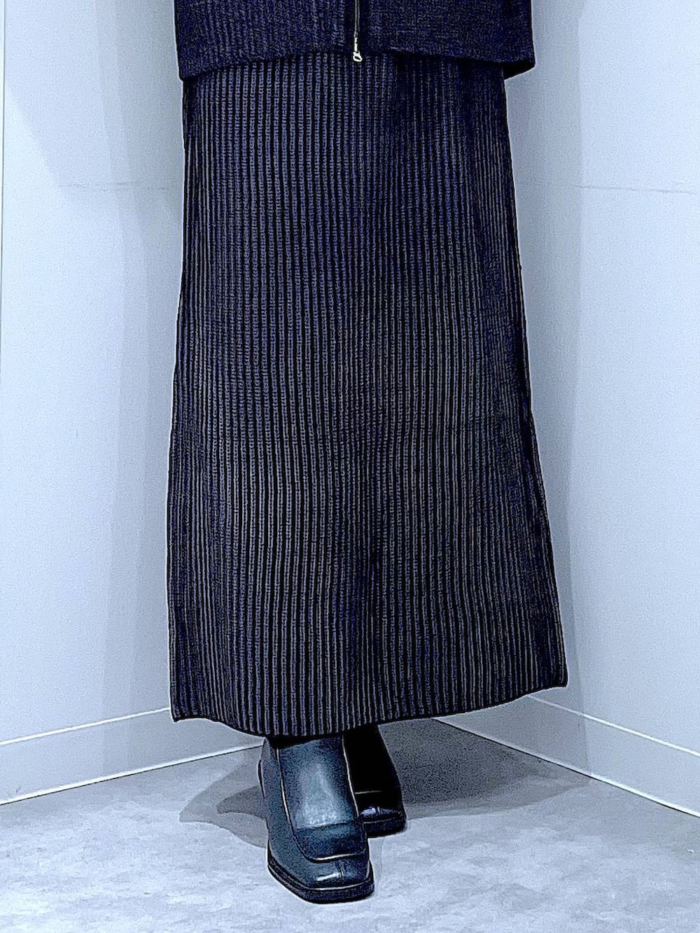 ホワイト系のハンドバッグ、ブラック系のスカート、ブラック系のニット/セーターを着用したレディースの秋コーディネートの8枚目の写真