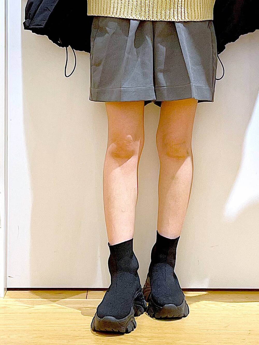 ブラック系のブーツ、その他のトートバッグ、グレー系のその他パンツを着用したレディースの冬コーディネートの8枚目の写真