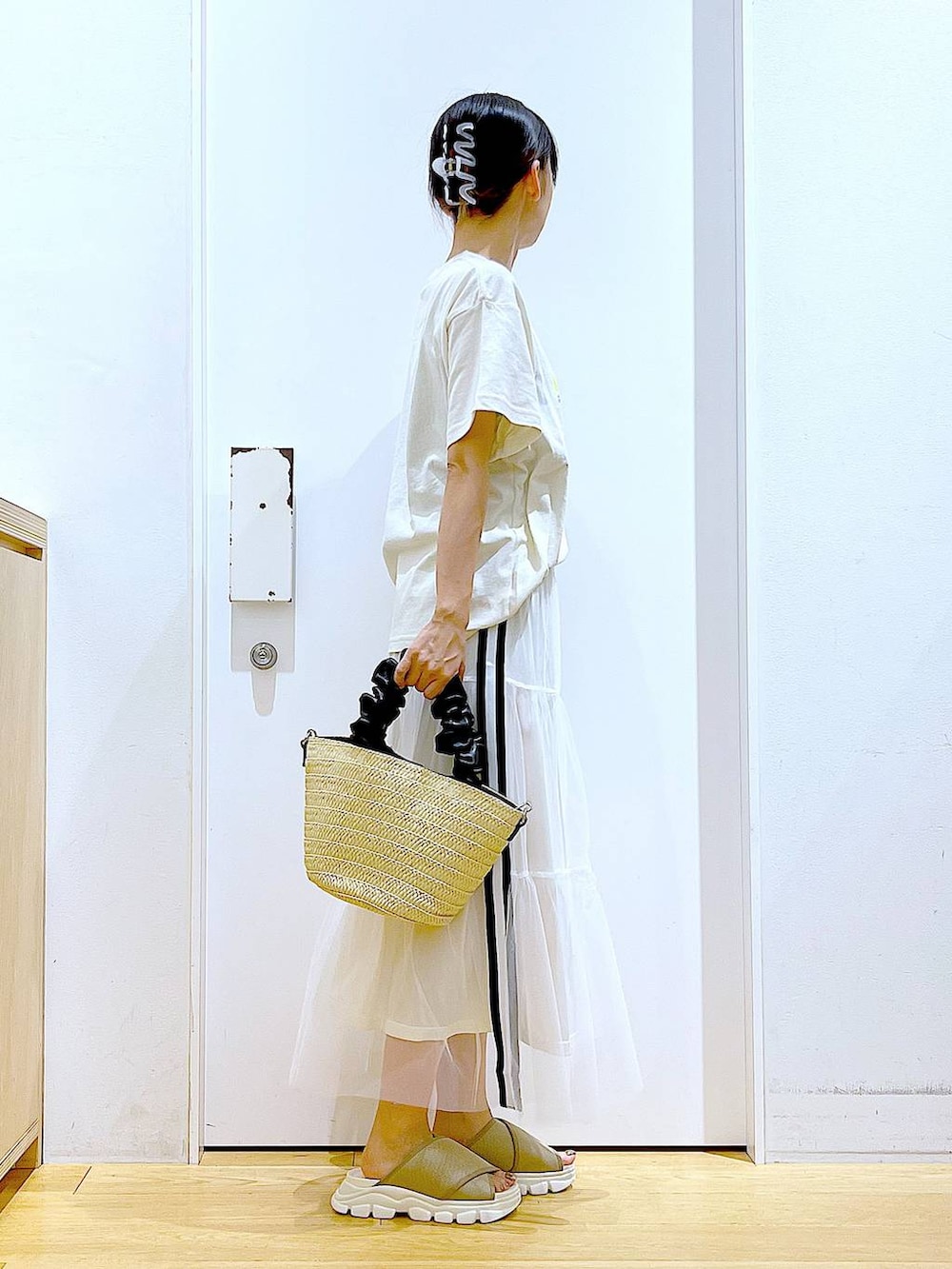 ベージュ系のサンダル、ベージュ系のTシャツ/カットソー、ホワイト系のショルダーバッグを着用したレディースの夏コーディネートの4枚目の写真