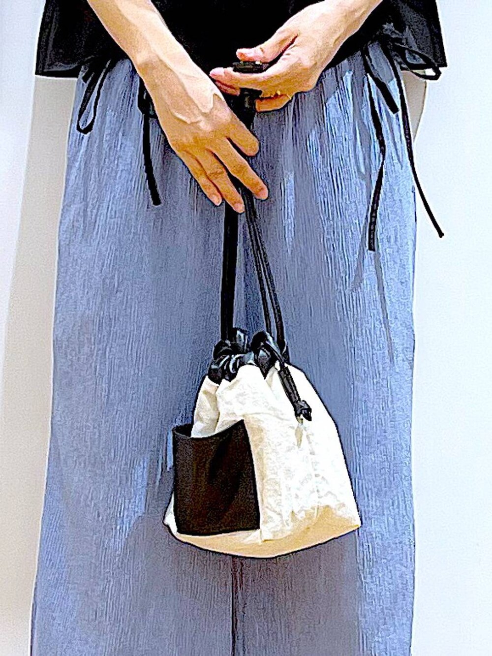 ホワイト系のショルダーバッグ、ホワイト系のサンダル、ブルー系のその他パンツを着用したレディースの春コーディネートの9枚目の写真