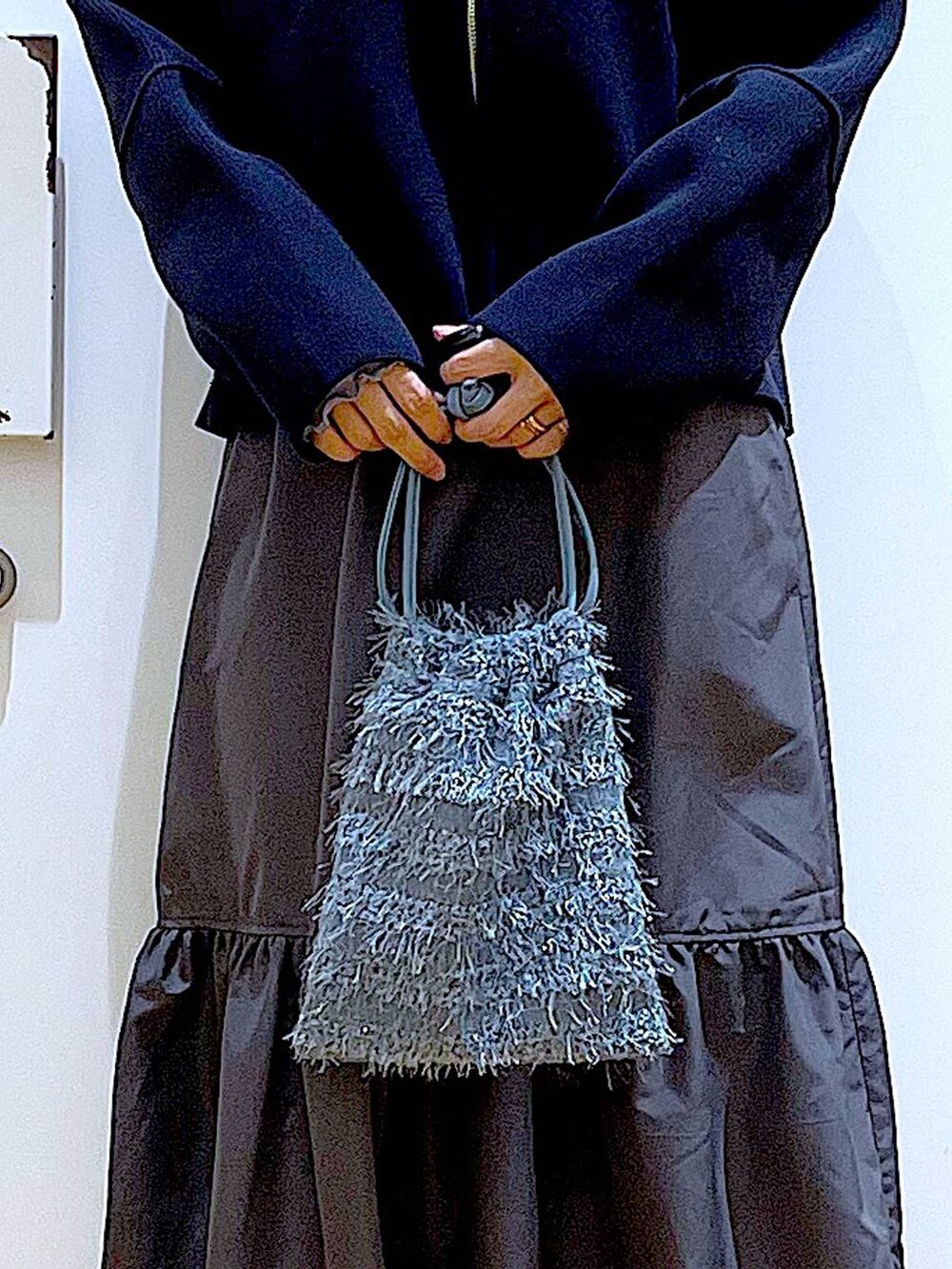 ブルー系のTシャツ/カットソー、ブラック系のブーツ、ブルー系のショルダーバッグを着用したレディースの春コーディネートの9枚目の写真