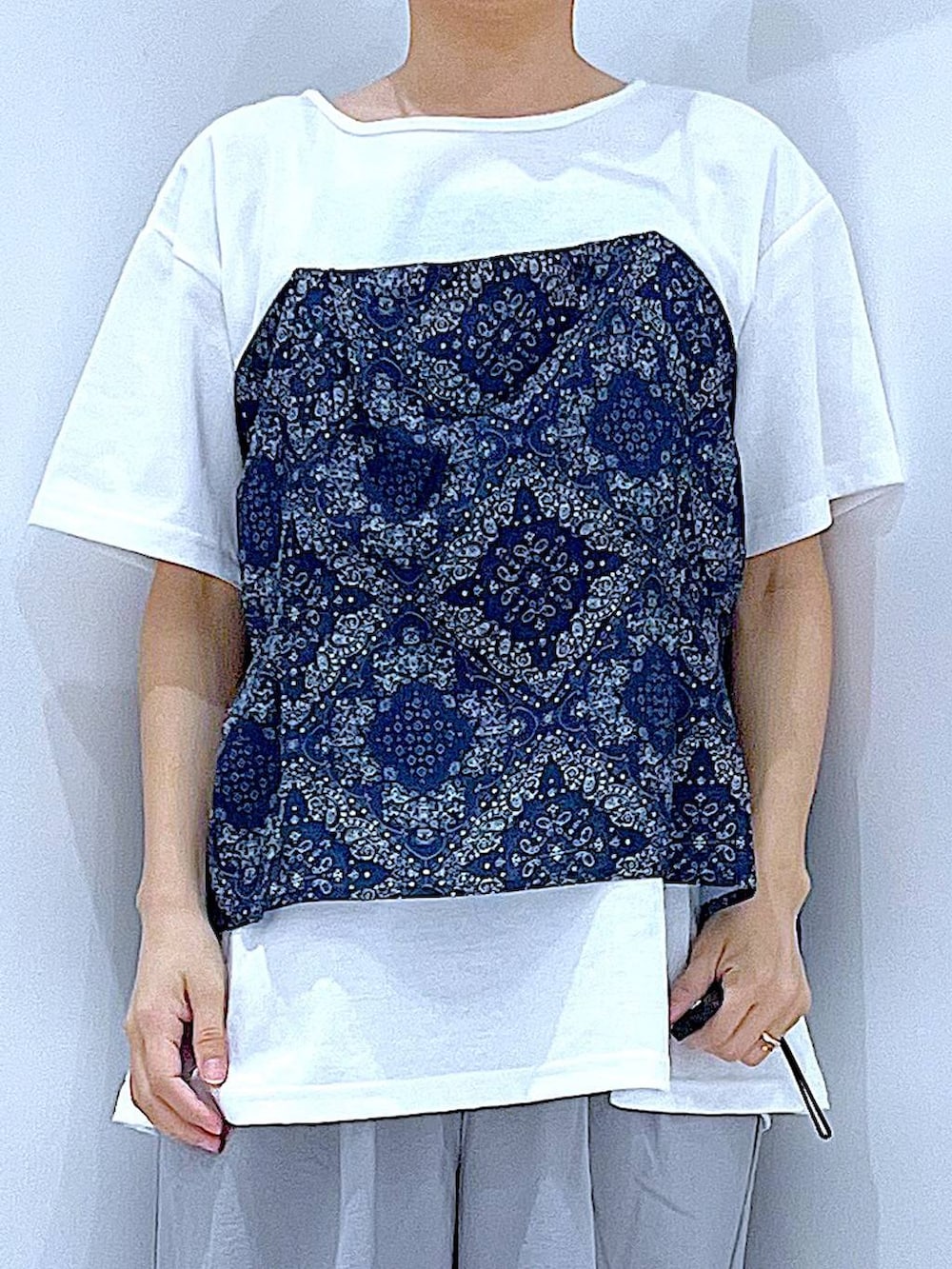 ブラック系のスニーカー、ホワイト系のTシャツ/カットソー、グレー系のその他パンツを着用したレディースの春コーディネートの7枚目の写真