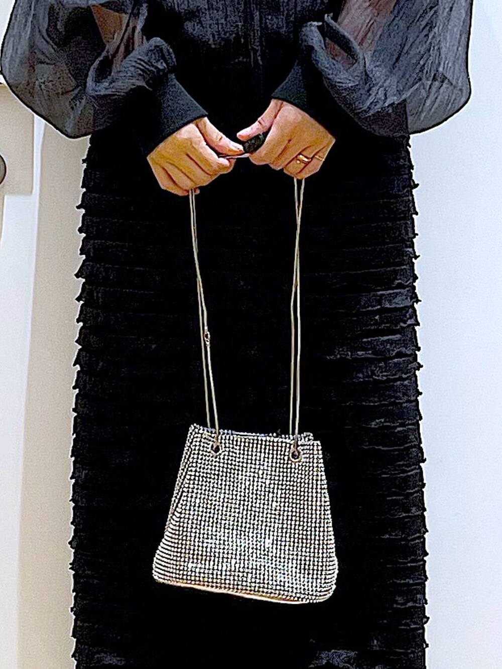 ブラック系のサンダル、ブラック系のブルゾン、ホワイト系のニット/セーターを着用したレディースの夏コーディネートの9枚目の写真