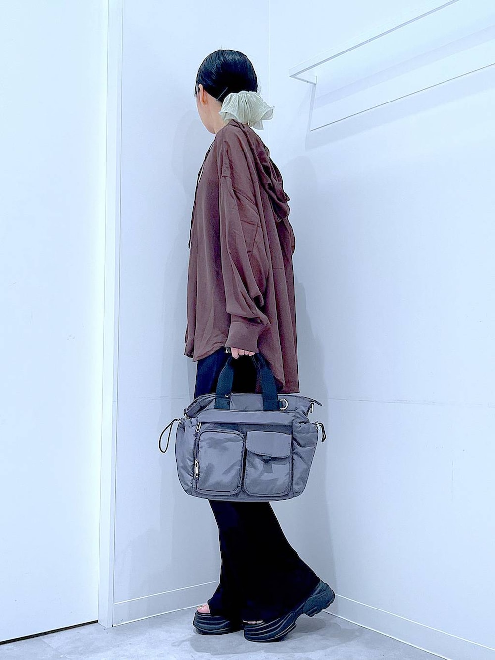 ブラック系のその他パンツ、グレー系のトートバッグ、ブラック系のサンダルを着用したレディースの夏コーディネートの3枚目の写真