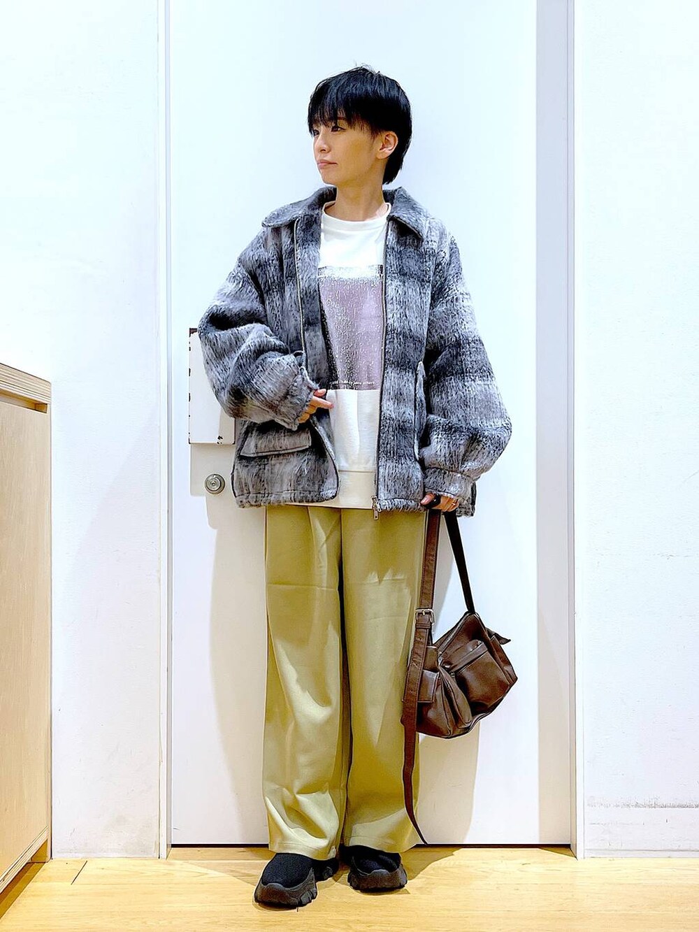 その他のブルゾン、ブラック系のブーツ、イエロー系のその他パンツを着用したレディースの冬コーディネートの2枚目の写真