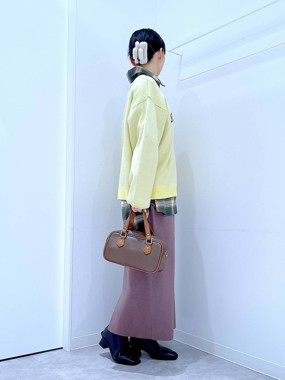 ブラック系のブーツ、グリーン系のシャツ/ブラウス、ブラウン系のショルダーバッグを着用したレディースの冬コーディネートの4枚目の写真