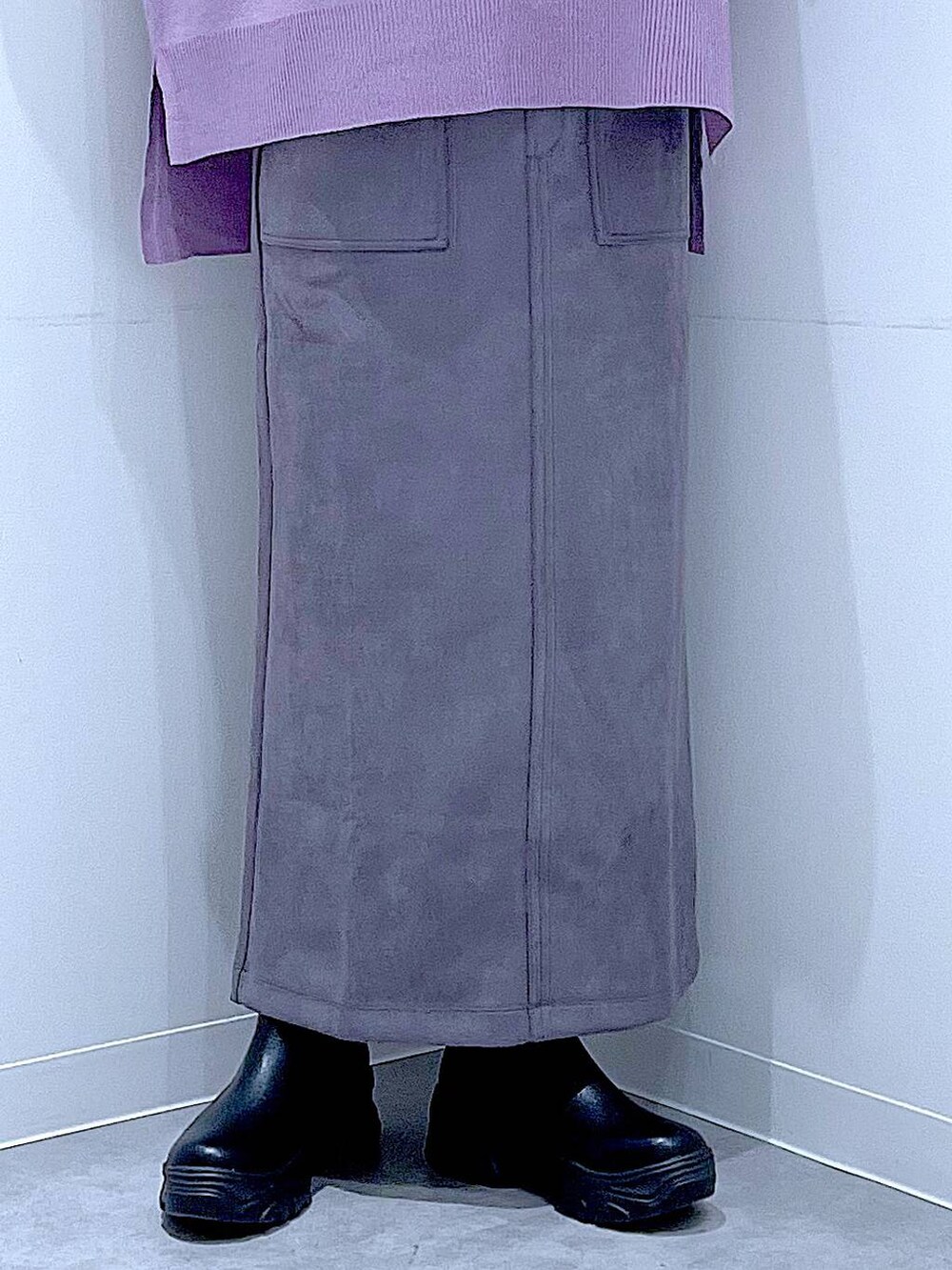 ブラック系のハンドバッグ、ブラック系のブーツ、グレー系のスカートを着用したレディースの冬コーディネートの8枚目の写真