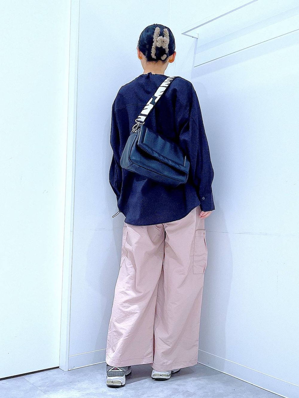 ブラック系のショルダーバッグ、ブラック系のシャツ/ブラウス、ピンク系のカーゴパンツを着用したレディースの春コーディネートの5枚目の写真