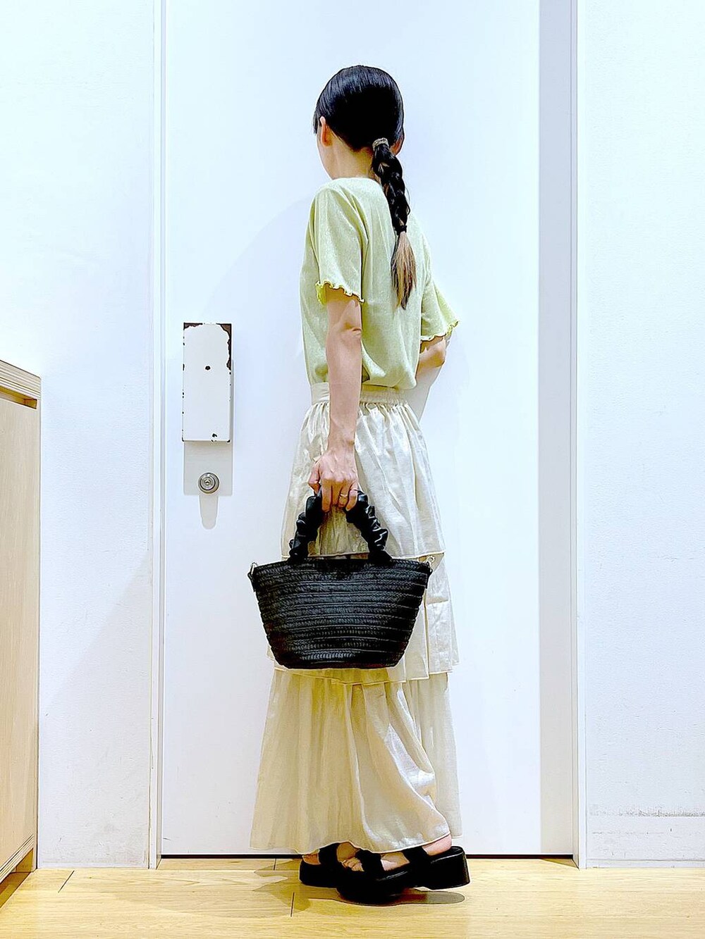 ブラック系のサンダル、ブラック系のショルダーバッグ、グリーン系のTシャツ/カットソーを着用したレディースの夏コーディネートの3枚目の写真