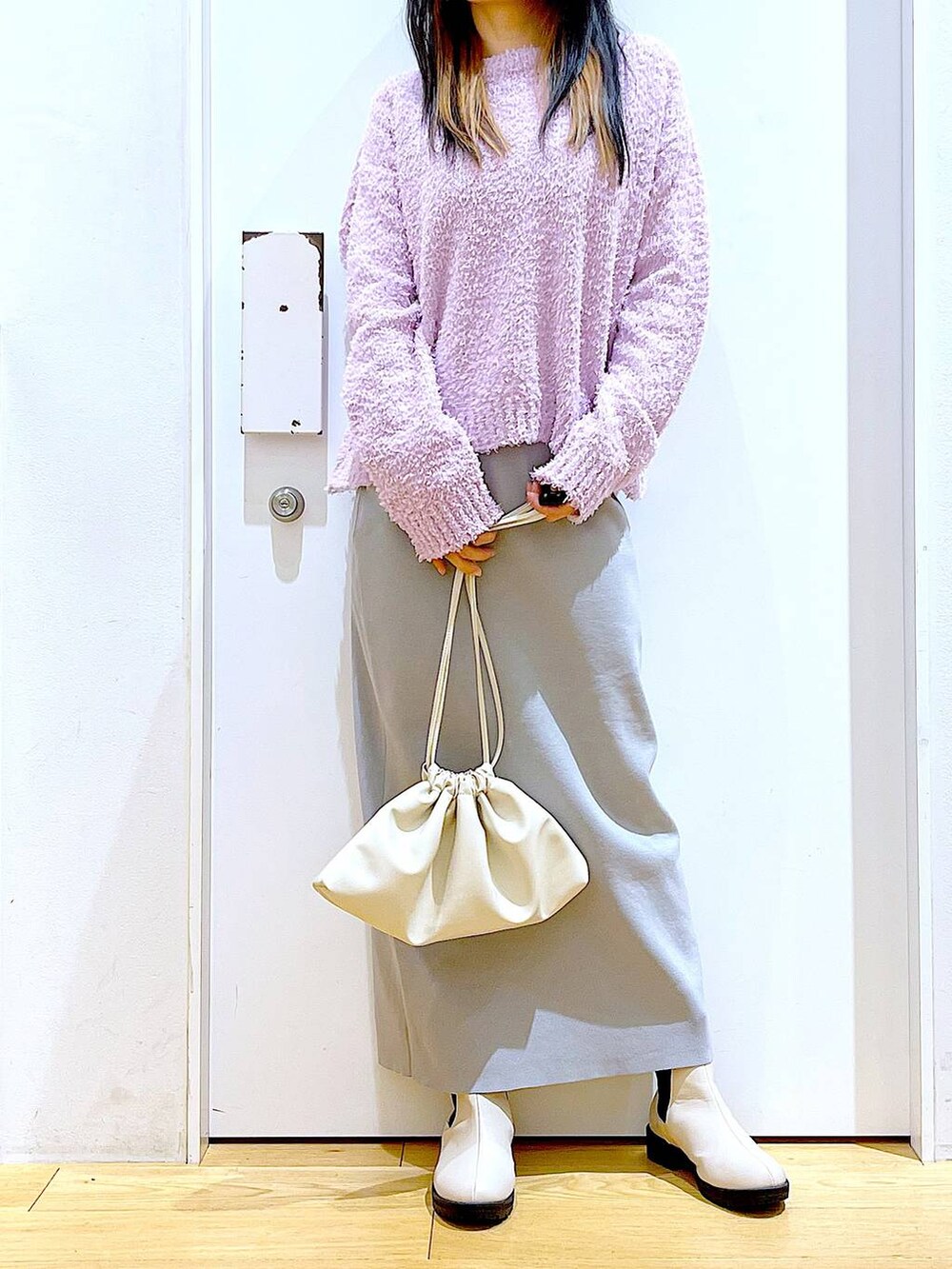 パープル系のニット/セーター、ベージュ系のブーツ、ベージュ系のショルダーバッグを着用したレディースの冬コーディネートの6枚目の写真