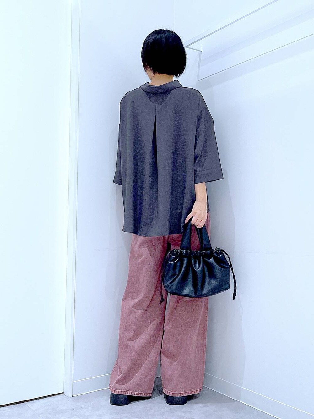 ブラック系のサンダル、ブラック系のショルダーバッグ、グレー系のシャツ/ブラウスを着用したレディースの夏コーディネートの5枚目の写真