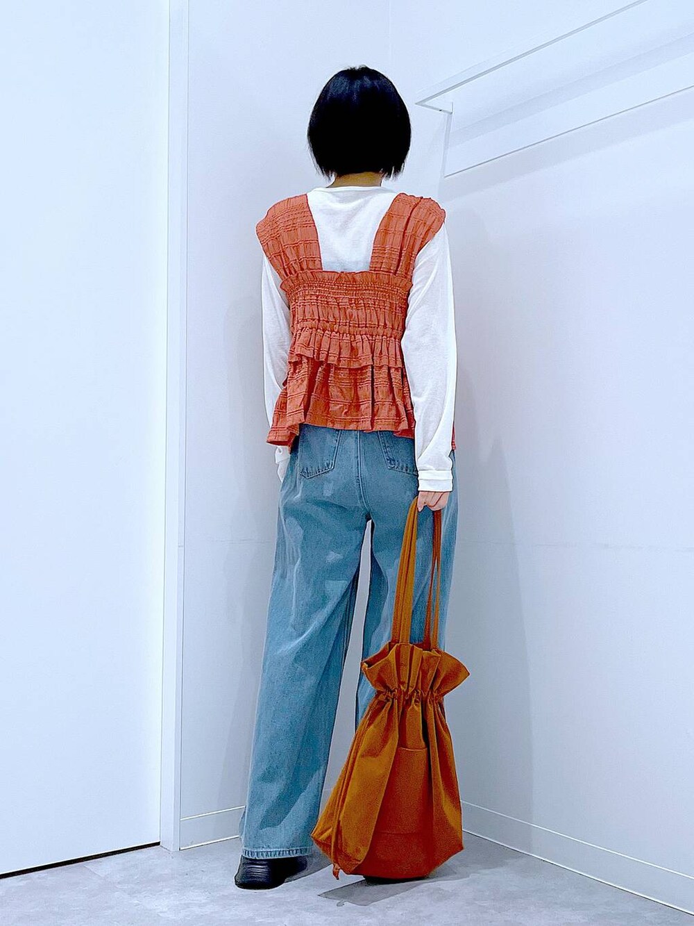 ホワイト系のTシャツ/カットソー、ブラック系のローファー、ブラウン系のトートバッグを着用したレディースの秋コーディネートの5枚目の写真