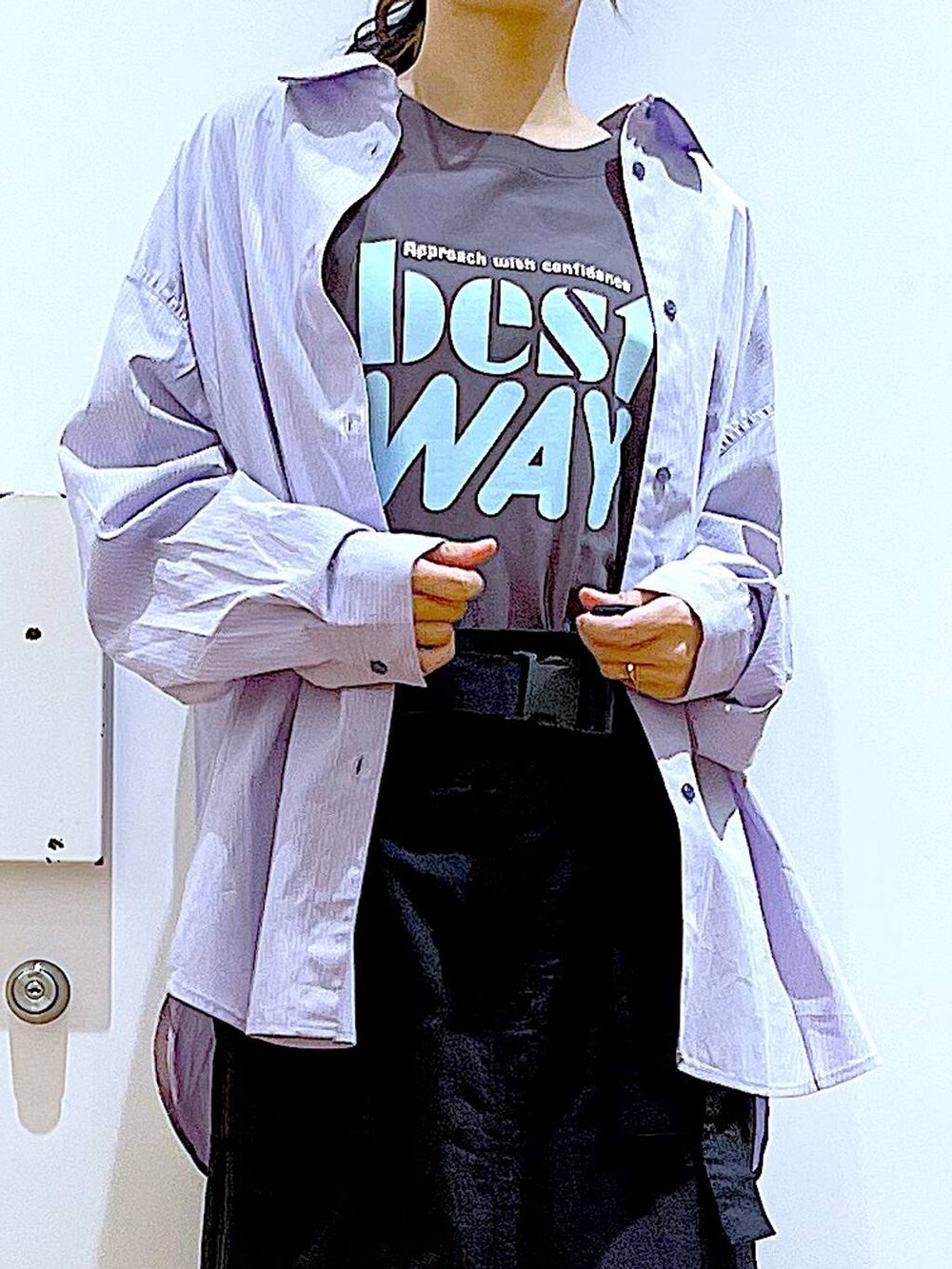 ブルー系のシャツ/ブラウス、ブラック系のスニーカー、ブラック系のショルダーバッグを着用したレディースの春コーディネートの7枚目の写真