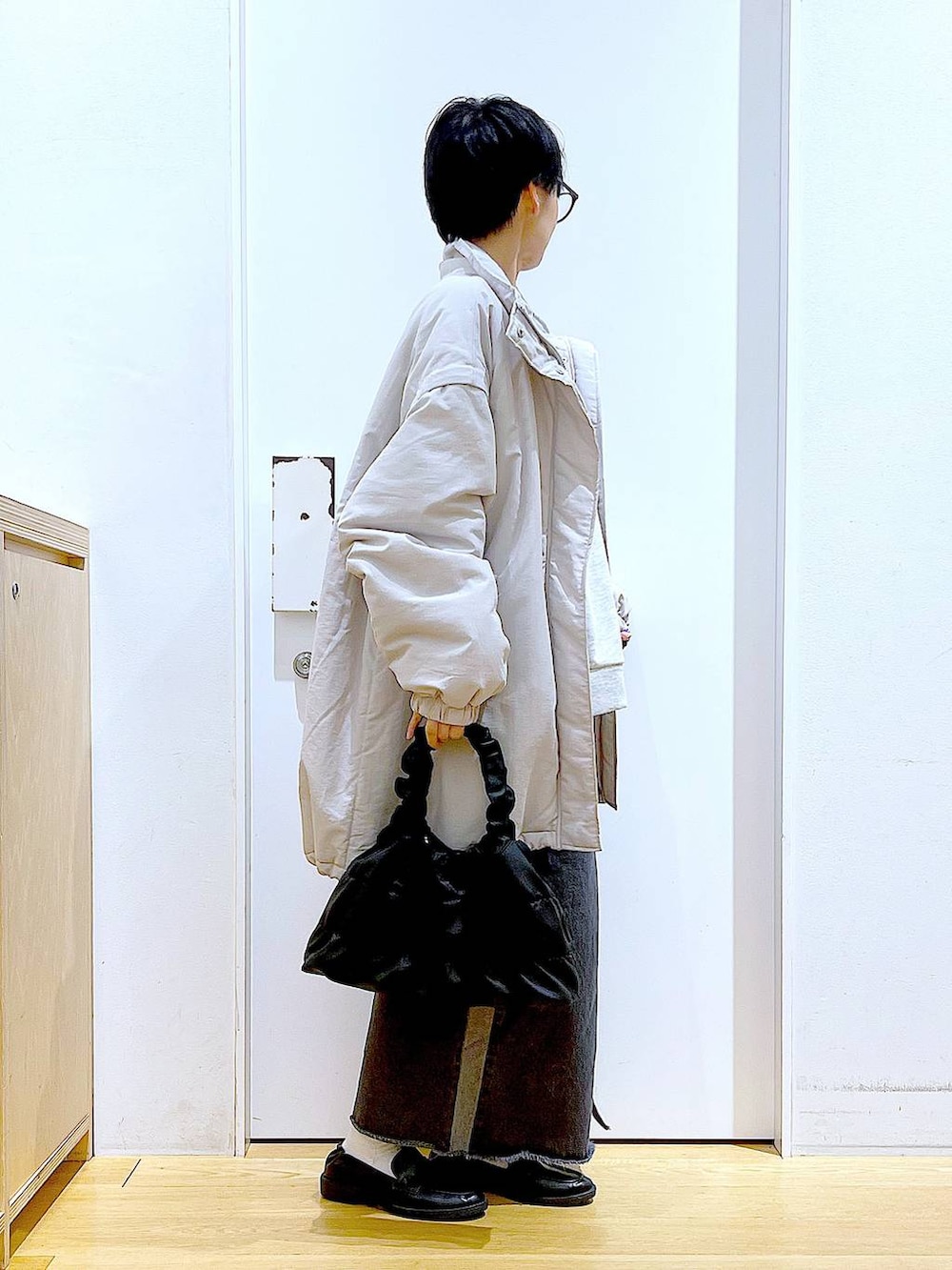 ブラック系のローファー、グレー系のその他アウター、ブラック系のショルダーバッグを着用したレディースの冬コーディネートの4枚目の写真