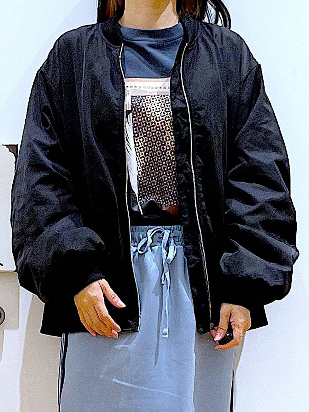 「リラックス、若見え、ゆったり、休日コーデ、骨格ウェーブ、LAKOLE、MA-1、春コーデ、春アウター、ロンT、スカート、カジュアル、ショルダーバッグ、ブーツ、差し色コーデ」｜「LAKOLEのトラックタイトスカート / 103848（スカート、ブルー系）」を使った、あおき@LAKOLE海老名さん（レディース・156cm）の春コーディネートの7枚目の写真