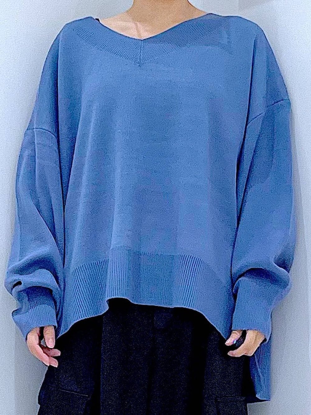 ブルー系のニット/セーター、ブラック系のブーツ、ブラック系のショルダーバッグを着用したレディースの冬コーディネートの7枚目の写真