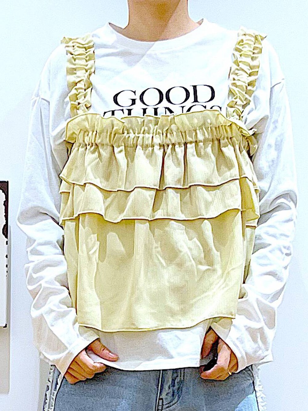 ホワイト系のスニーカー、ブルー系のデニムパンツ、ベージュ系のその他トップスを着用したレディースの春コーディネートの7枚目の写真
