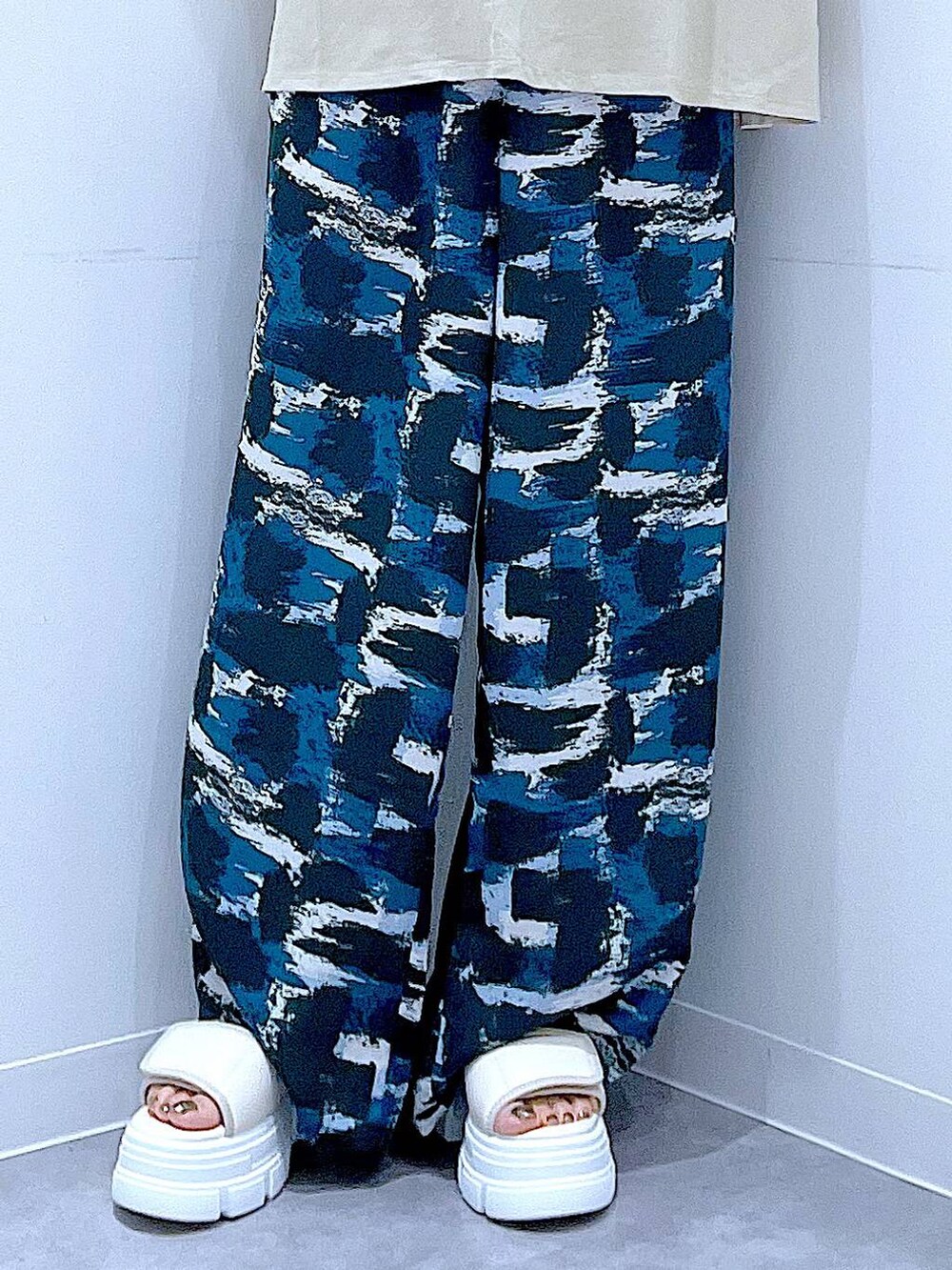 ホワイト系のショルダーバッグ、ホワイト系のサンダル、ベージュ系のTシャツ/カットソーを着用したレディースの夏コーディネートの8枚目の写真