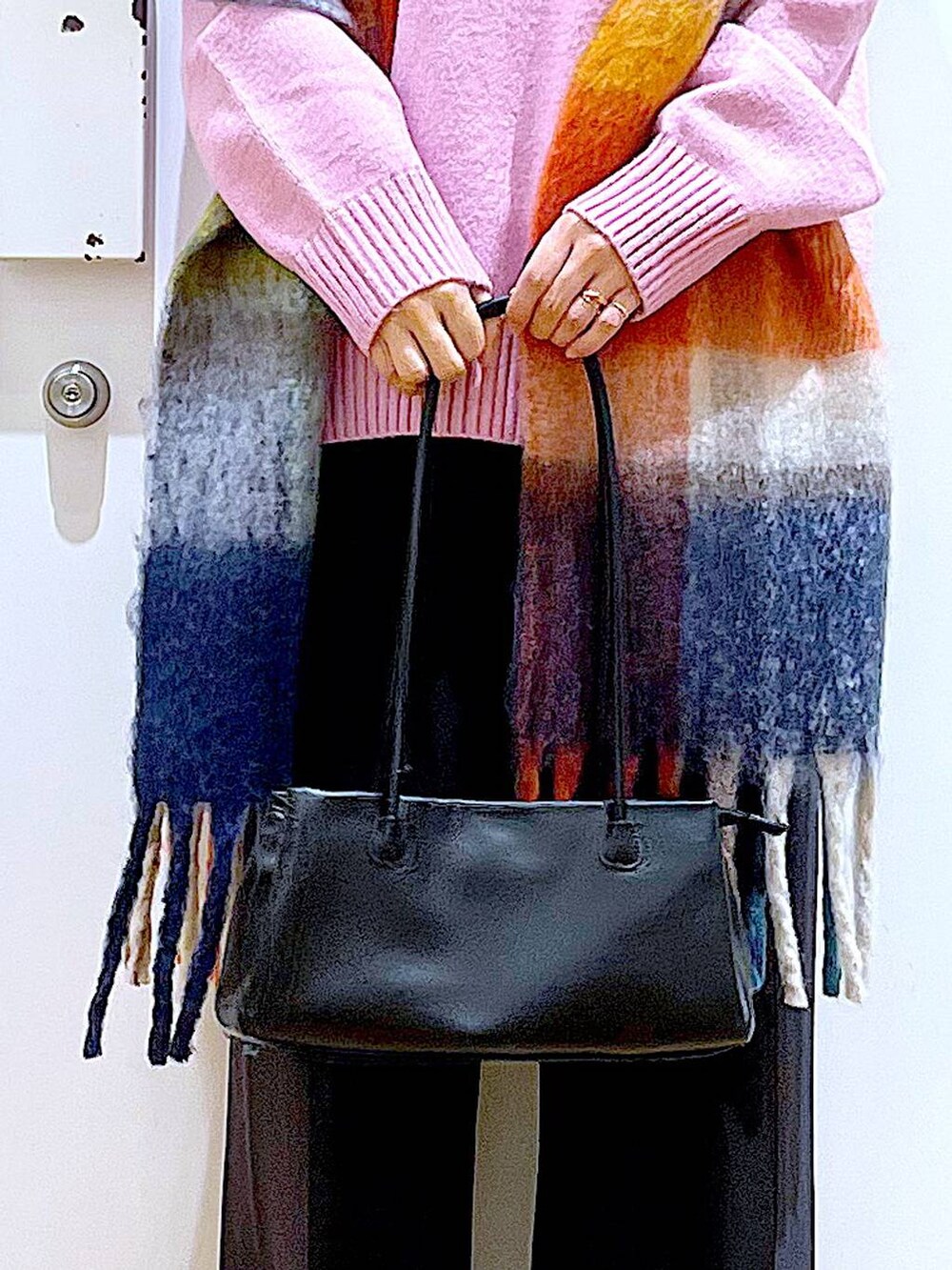 ブラック系のトートバッグ、ブラック系のブーツ、ブラック系のその他パンツを着用したレディースの冬コーディネートの9枚目の写真