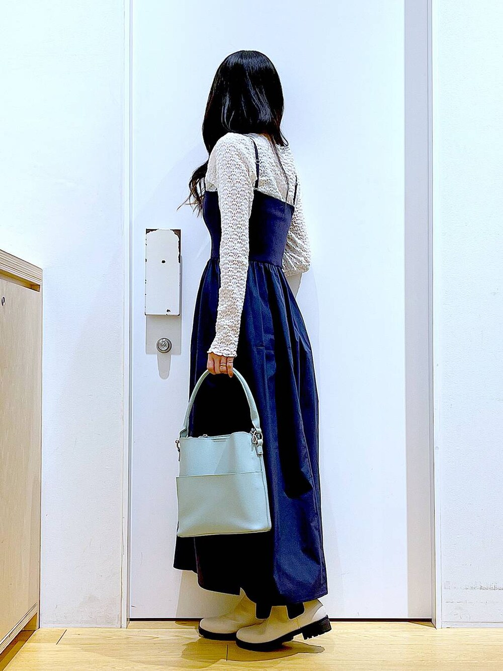 ホワイト系のTシャツ/カットソー、グリーン系のショルダーバッグ、ベージュ系のブーツを着用したレディースの春コーディネートの3枚目の写真