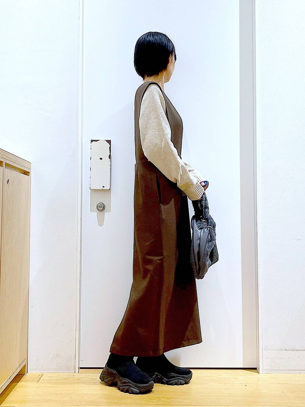 「リラックス、若見え、ゆったり、休日コーデ、骨格ウェーブ、LAKOLE、ニット、サロペット、スカート、シンプルコーデ、シンプル、きれいめカジュアル、おでかけ、体型カバー、ブーツ」｜「LAKOLEのファーチェーンショルダーバッグ / 132243（ショルダーバッグ、グレー系）」を使った、あおき@LAKOLE海老名さん（レディース・156cm）の冬コーディネートの4枚目の写真