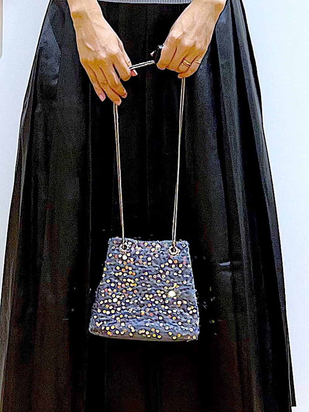 グレー系のショルダーバッグ、ブラック系のローファー、イエロー系のニット/セーターを着用したレディースの秋コーディネートの9枚目の写真