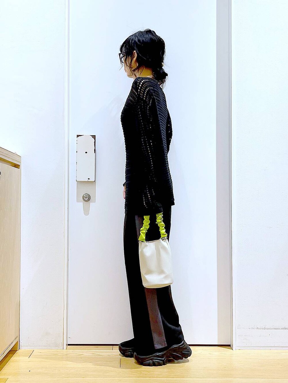 グリーン系のショルダーバッグ、ブラック系のその他パンツ、ブラック系のスニーカーを着用したレディースの春コーディネートの3枚目の写真