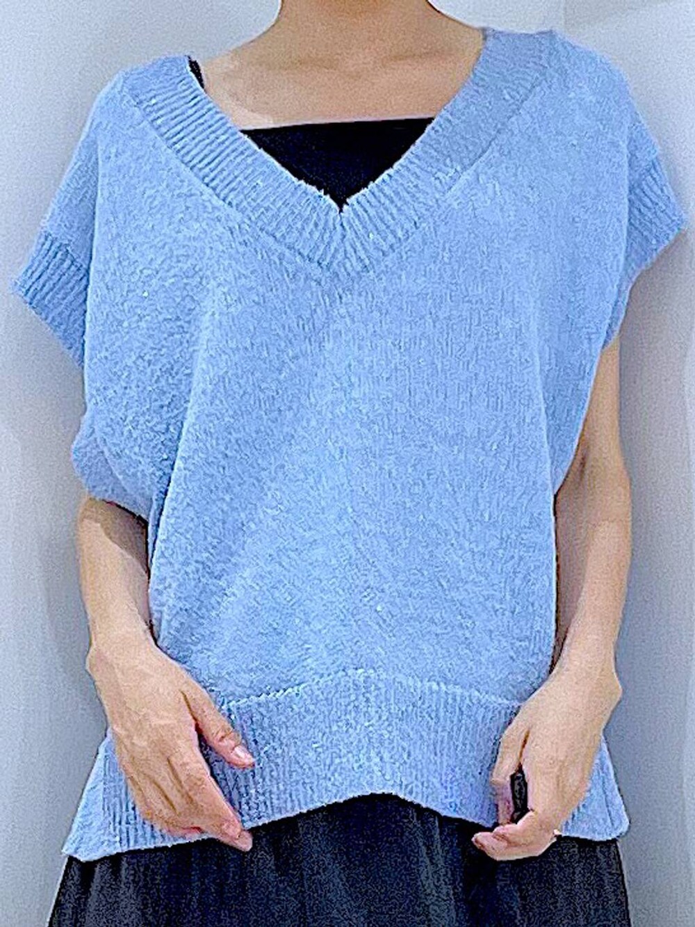 ベージュ系のショルダーバッグ、ブラック系のサンダル、ブルー系のベストを着用したレディースの夏コーディネートの7枚目の写真