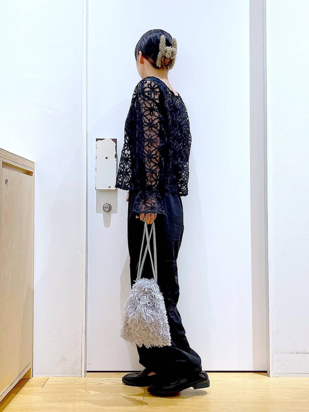 グレー系のショルダーバッグ、ブラック系のローファー、ブラック系のニット/セーターを着用したレディースの秋コーディネートの3枚目の写真