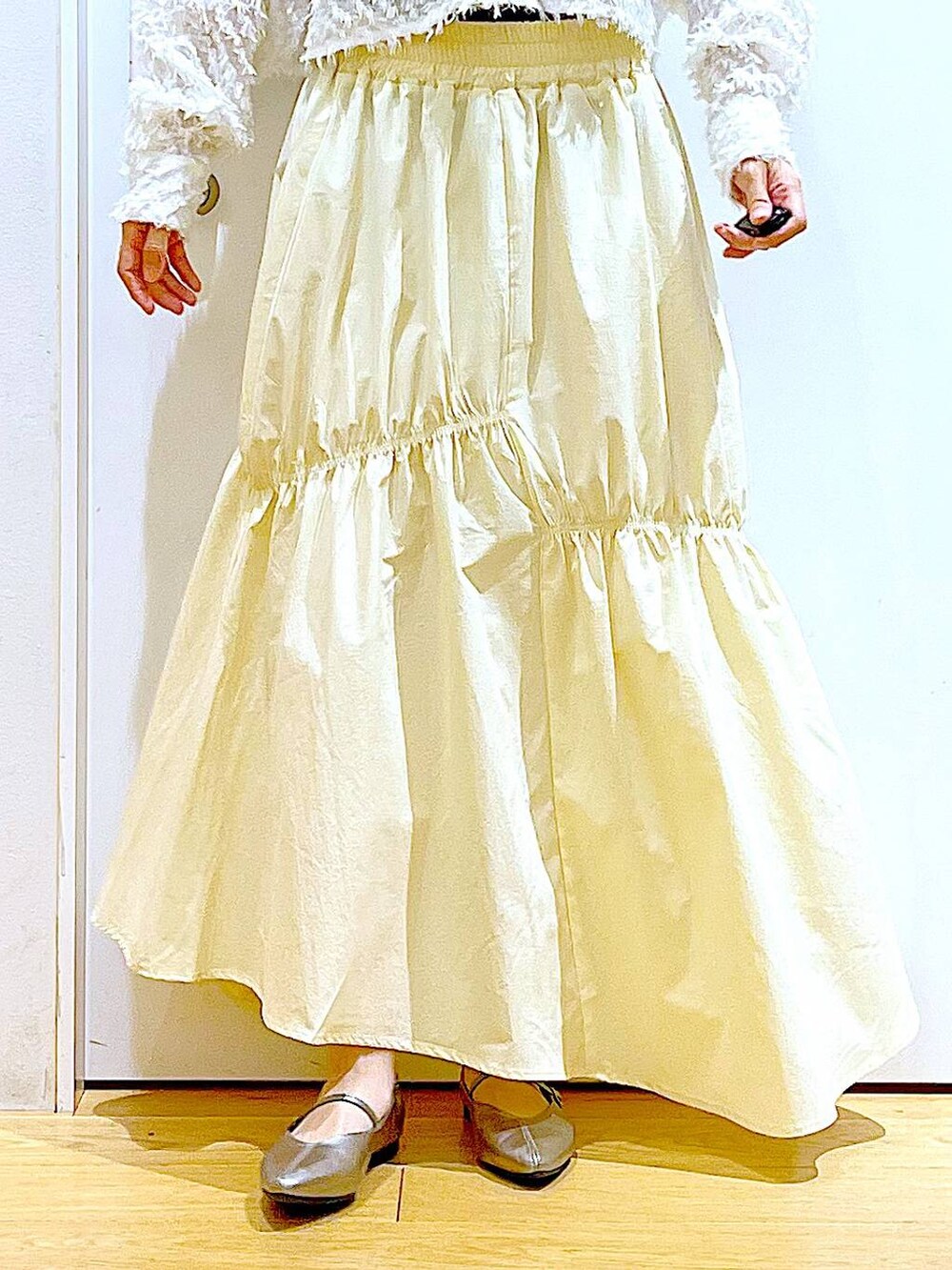 ホワイト系のシャツ/ブラウス、イエロー系のスカート、その他のパンプスを着用したレディースの春コーディネートの8枚目の写真