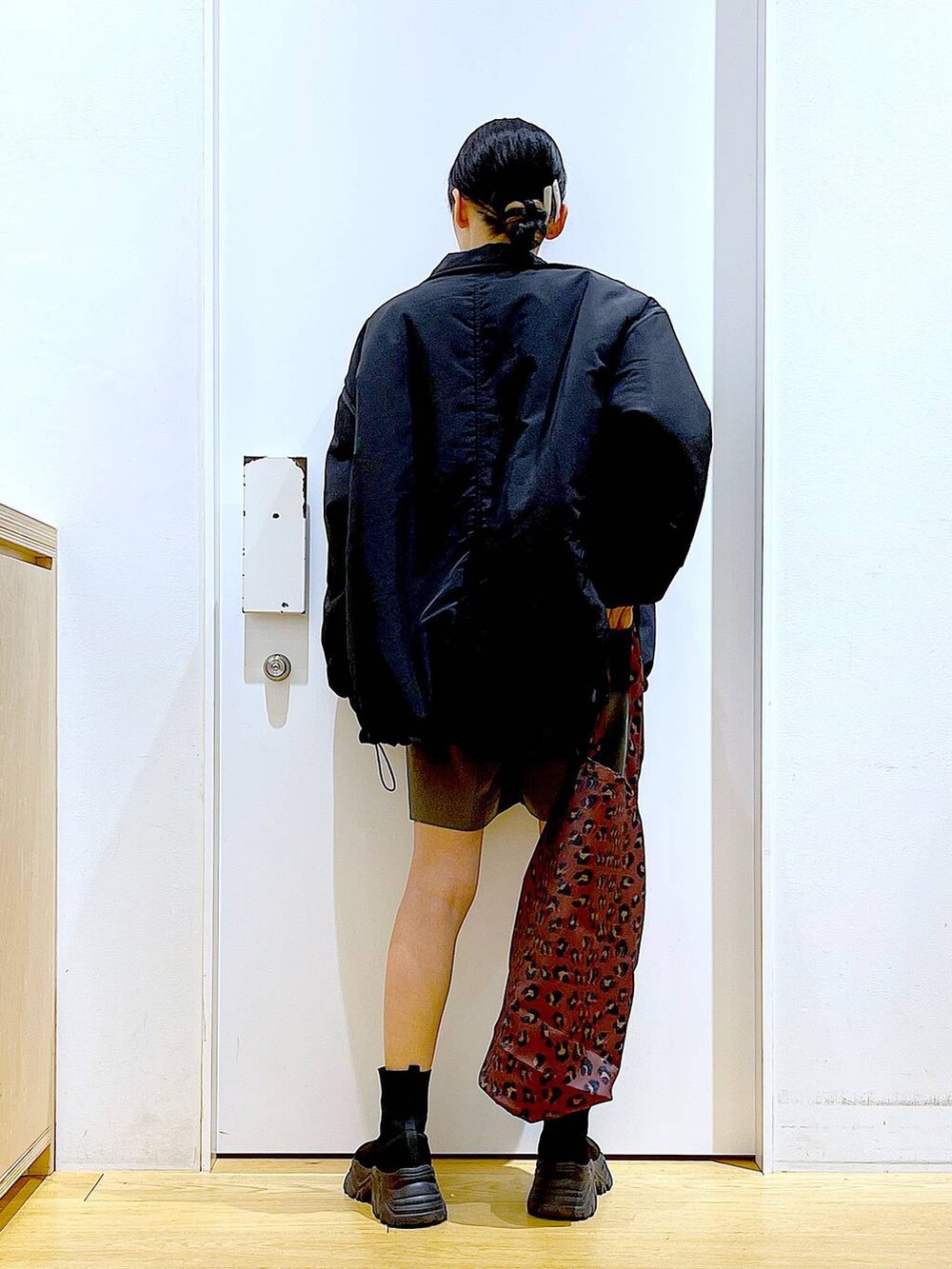 ブラック系のブーツ、その他のトートバッグ、グレー系のその他パンツを着用したレディースの冬コーディネートの5枚目の写真