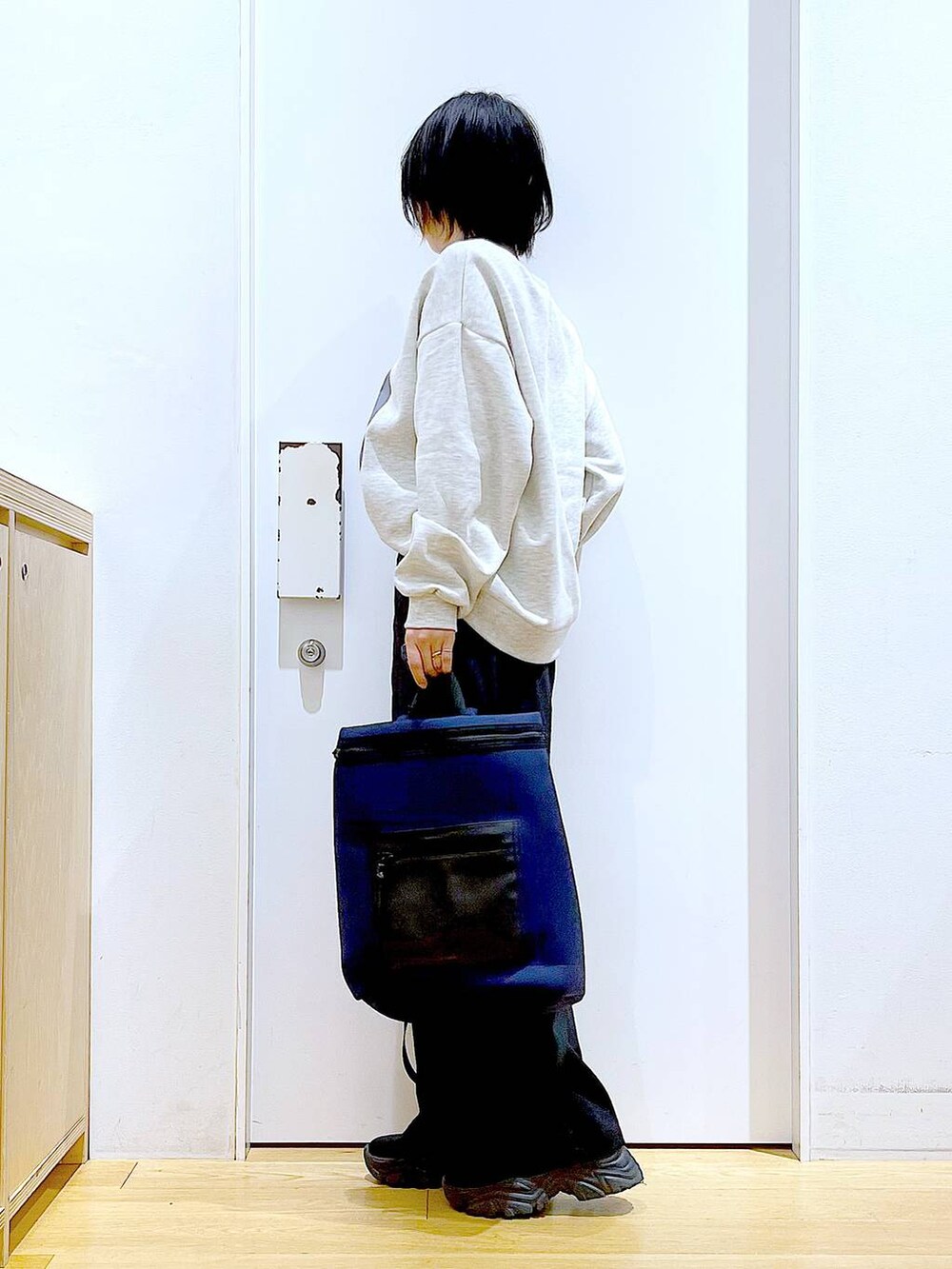 ブルー系のバックパック/リュック、ブラック系のブーツ、ブラック系のその他パンツを着用したレディースの冬コーディネートの3枚目の写真