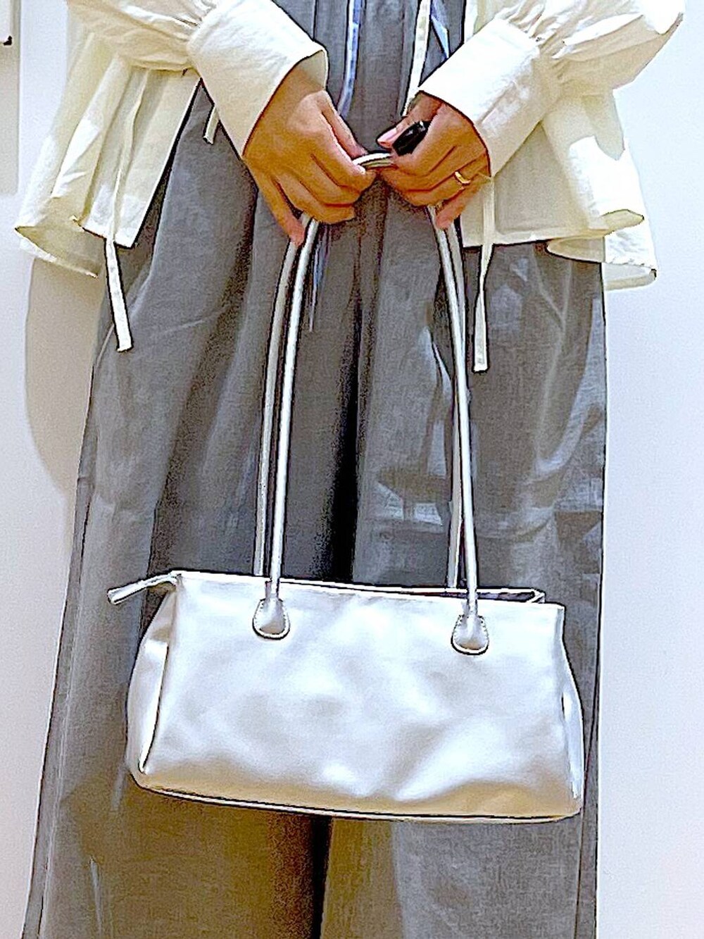 ホワイト系のパンプス、ホワイト系のシャツ/ブラウス、シルバー系のトートバッグを着用したレディースの秋コーディネートの9枚目の写真