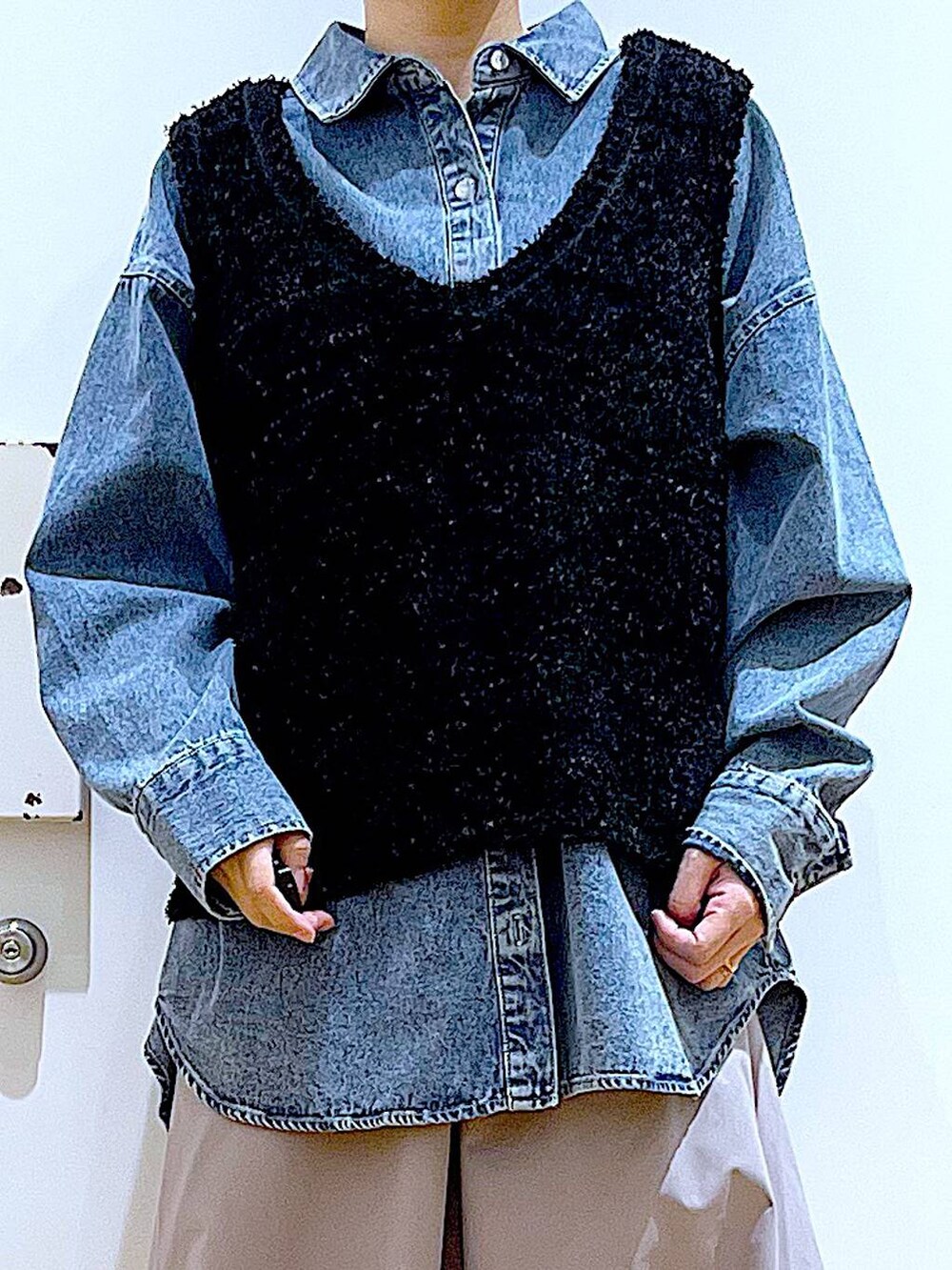 ブルー系のシャツ/ブラウス、ブラック系のスニーカー、ホワイト系のバックパック/リュックを着用したレディースの春コーディネートの7枚目の写真