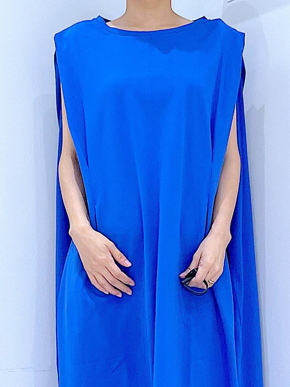 ブラック系のサンダル、ブルー系のワンピース、ブルー系のショルダーバッグを着用したレディースの夏コーディネートの7枚目の写真