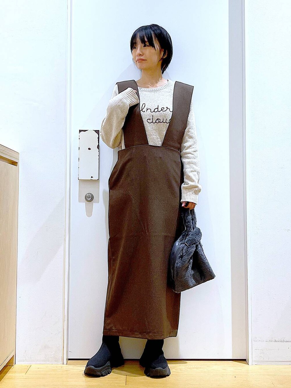 「リラックス、若見え、ゆったり、休日コーデ、骨格ウェーブ、LAKOLE、ニット、サロペット、スカート、シンプルコーデ、シンプル、きれいめカジュアル、おでかけ、体型カバー、ブーツ」｜「LAKOLEのファーチェーンショルダーバッグ / 132243（ショルダーバッグ、グレー系）」を使った、あおき@LAKOLE海老名さん（レディース・156cm）の冬コーディネートの2枚目の写真