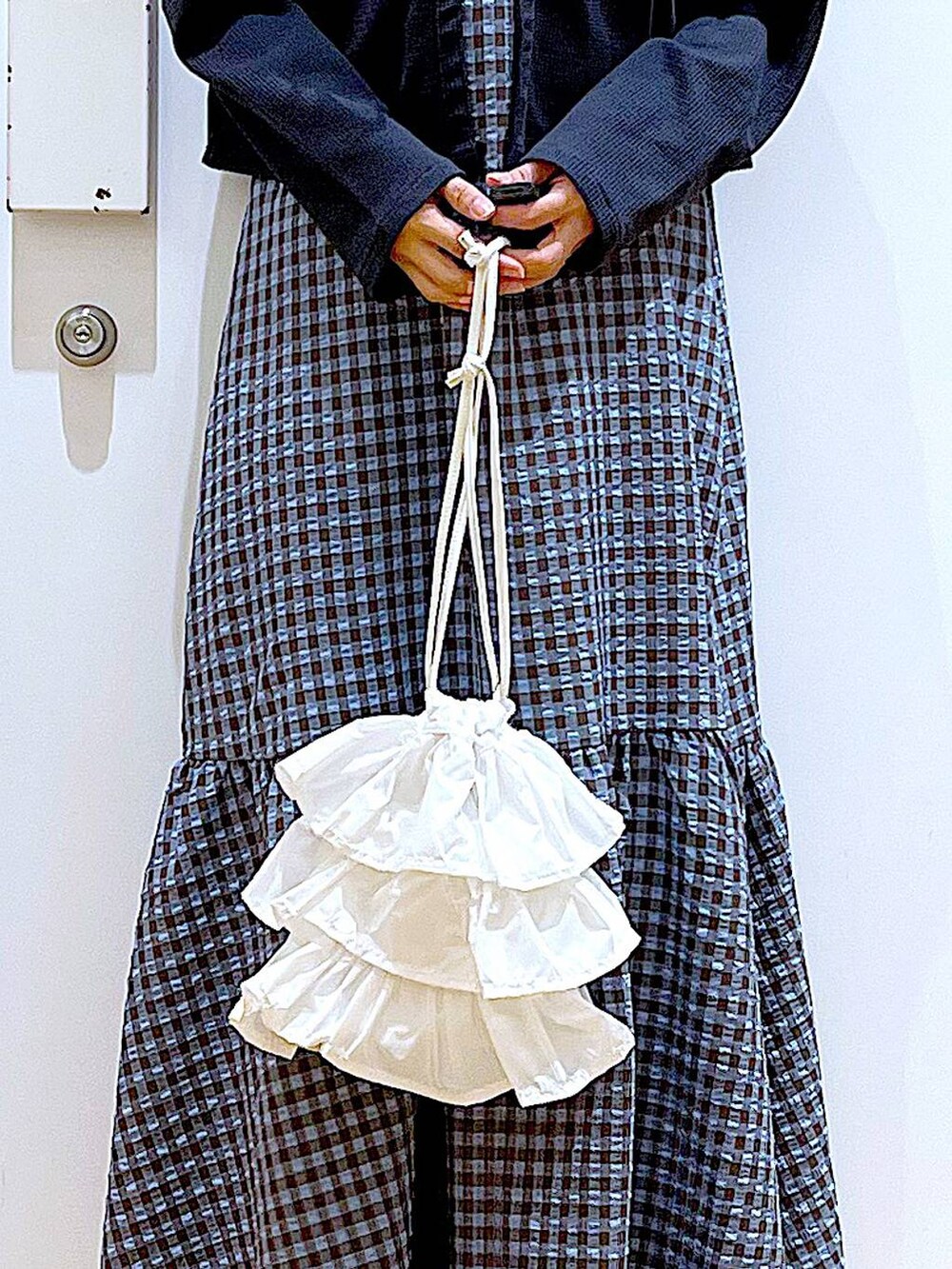 ホワイト系のショルダーバッグ、ブラック系のパンプス、ブルー系のワンピースを着用したレディースの春コーディネートの9枚目の写真