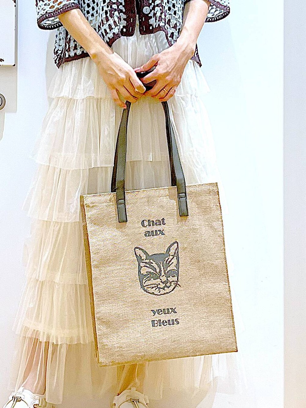 ホワイト系のサンダル、グリーン系のカーディガン/ボレロ、グレー系のトートバッグを着用したレディースの夏コーディネートの9枚目の写真