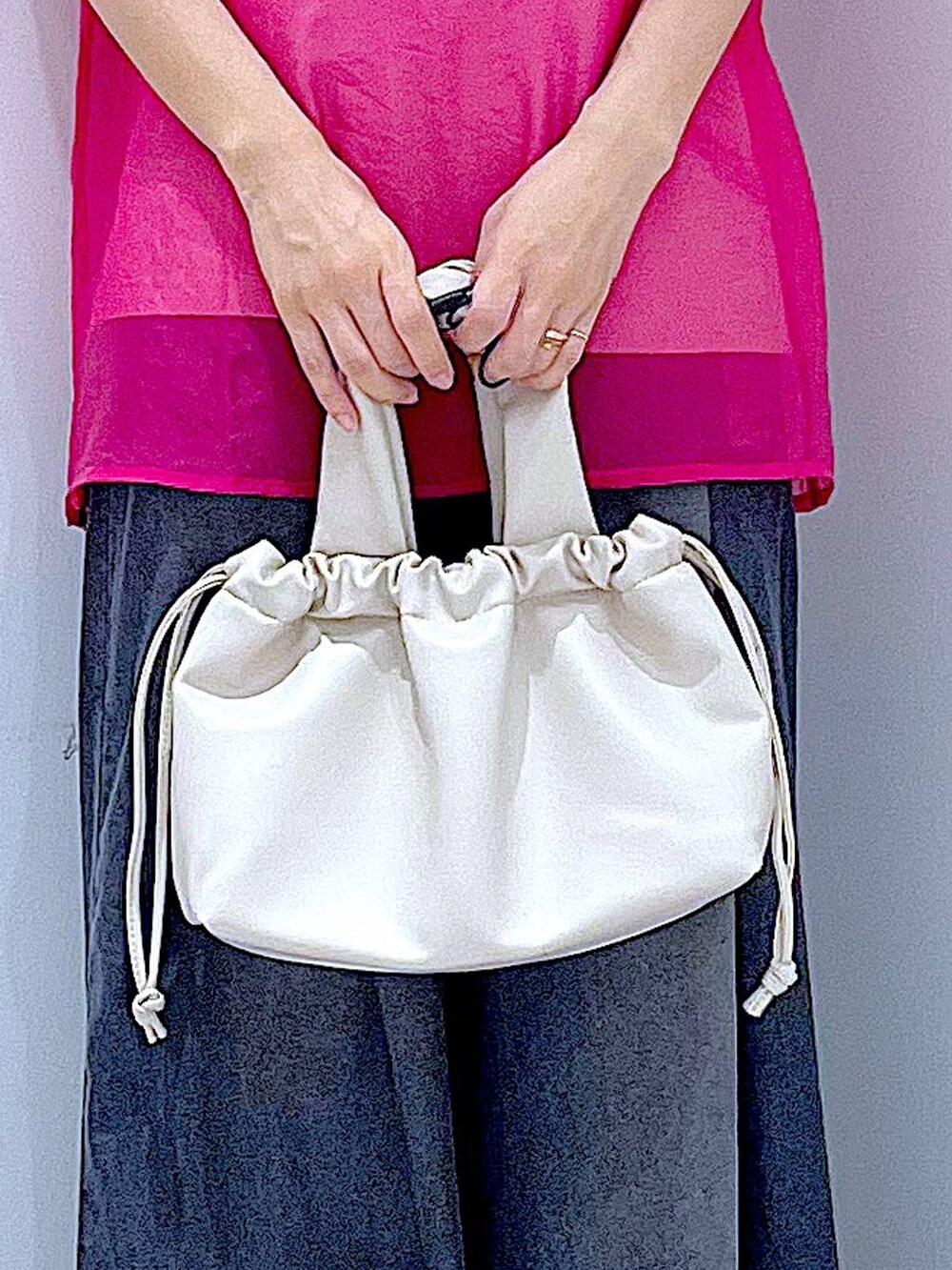 ブラック系のサンダル、ホワイト系のショルダーバッグ、ブラック系のデニムパンツを着用したレディースの夏コーディネートの9枚目の写真