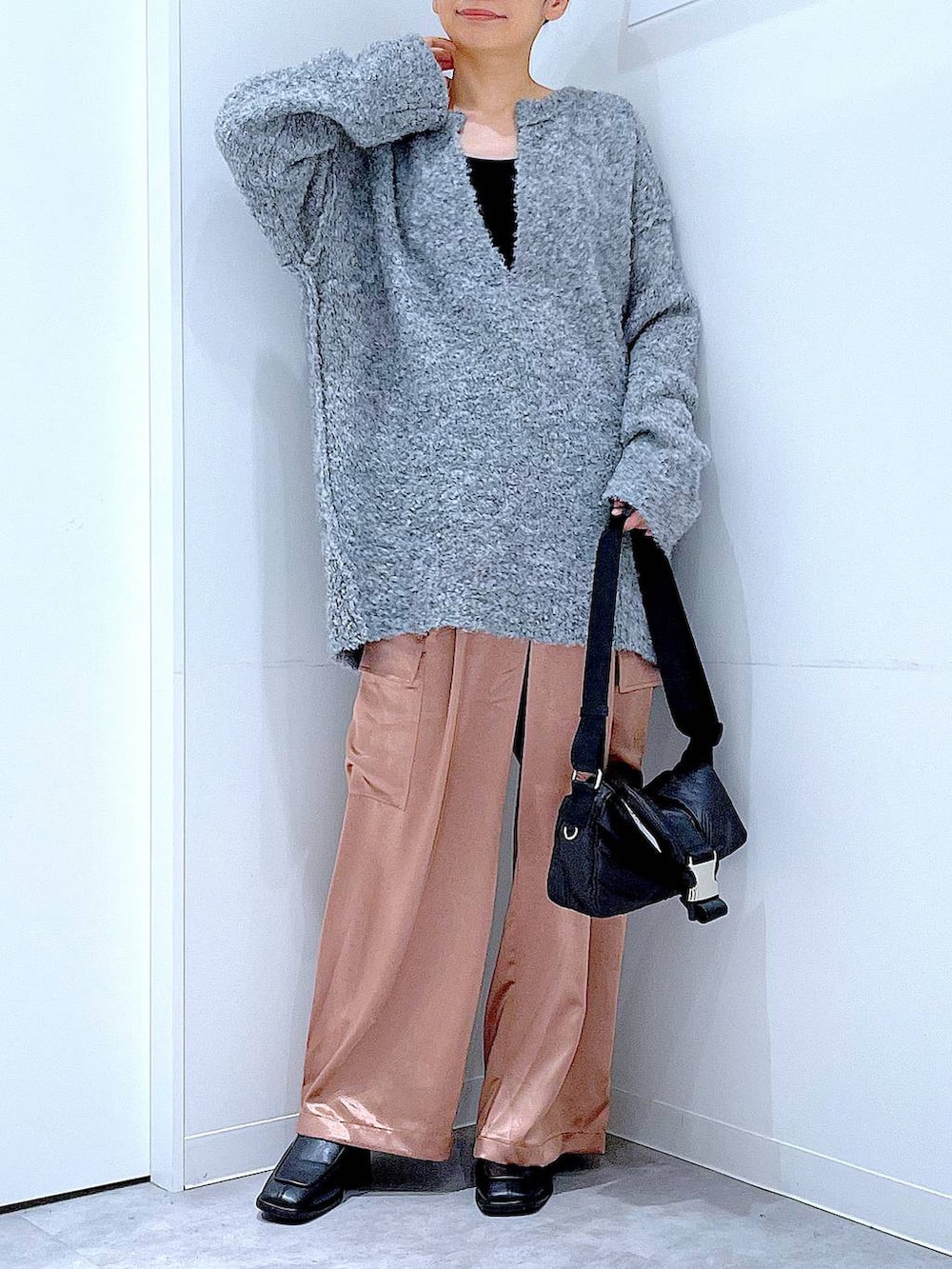 ブラック系のブーツ、グレー系のニット/セーター、ピンク系のカーゴパンツを着用したレディースの冬コーディネートの6枚目の写真