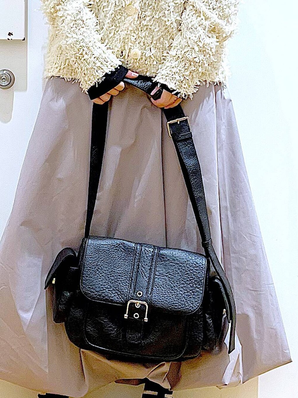 ブラック系のスニーカー、ブラック系のTシャツ/カットソー、グレー系のスカートを着用したレディースの春コーディネートの9枚目の写真