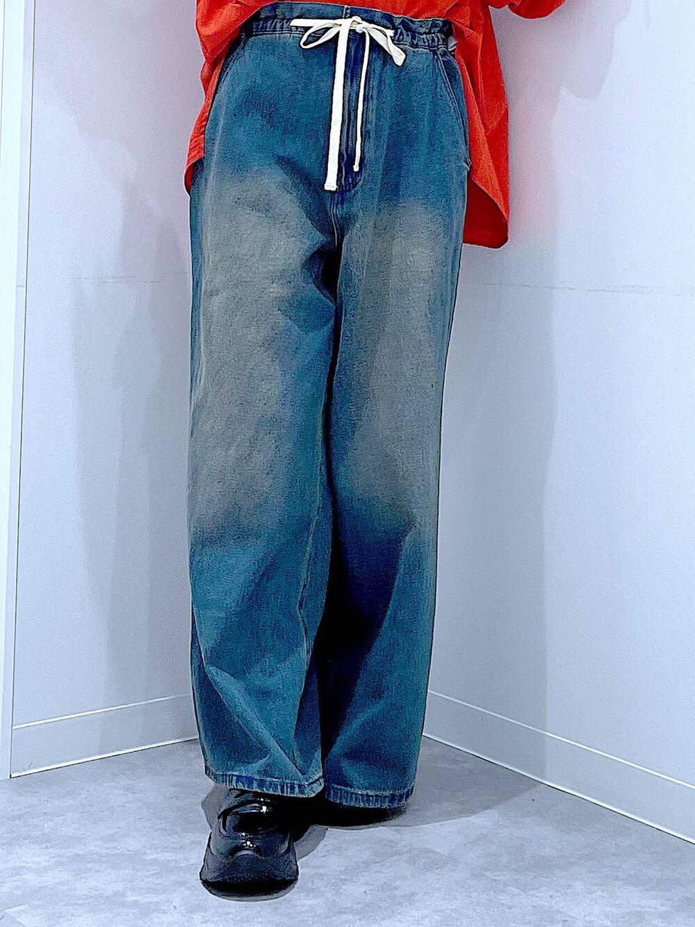 その他のショルダーバッグ、ブラック系のローファー、ブルー系のデニムパンツを着用したレディースの秋コーディネートの8枚目の写真